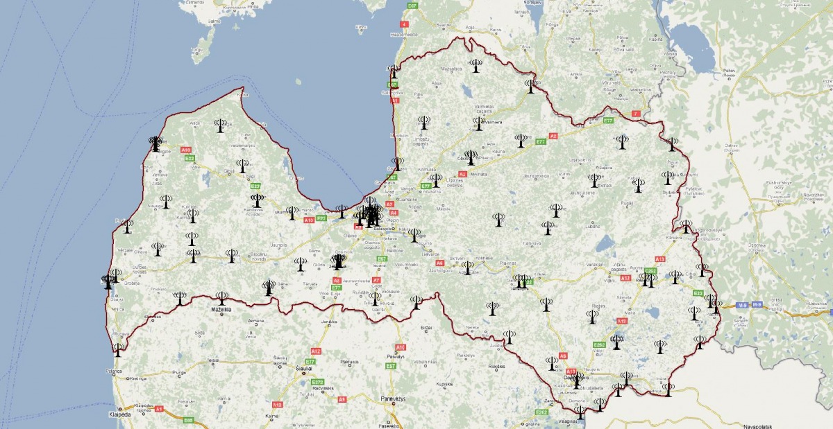 Latvijas kartē attēlotas vietas, kurās atrodas pēc rāciju skaita lielu grupveides radiosakaru tīklu bāzes stacijas