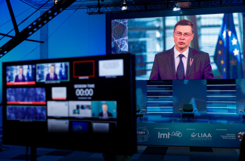 Forumu atklāj Eiropas Komisijas (EK) priekšsēdētājas izpildvietnieks Valdis Dombrovskis