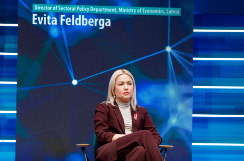 Forumā klātienē uzstājas Ekonomikas ministrijas Sektoru politikas departamenta direktora Evita Feldberga