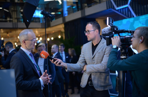 TV3 žurnālists intervē 5GTechroitory fpruma programmas direktoru Neilu Kalniņu