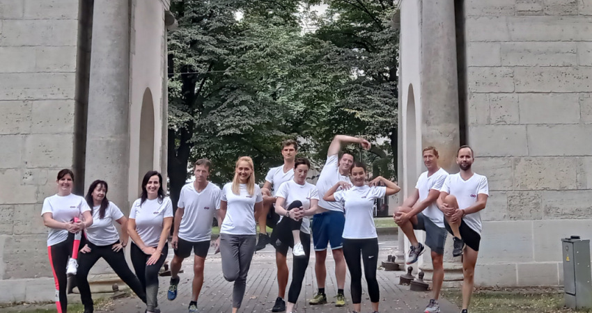 VAS Elektroniskie sakari komanda Viestura parkā iesildās pirms Rimi Rīgas Maratona, kas šajā gadā norisināsies, dalībniekiem skrienot "attālināti"