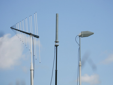 Trīs antenas, kas paredzētas radiosignālu mērījumiem dažādos radiofrekvenču diapazonos